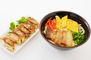 おいしそうな沖縄そばと餃子
