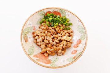 小皿に入れた納豆