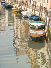 Fototapeta na wymiar Venedig, Altstadt, Gassen Uferweg, Fischerboote, Italien