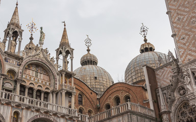 Fototapeta na wymiar Venedig, historische Altstadt, Basilika, Kuppeldach, Italien