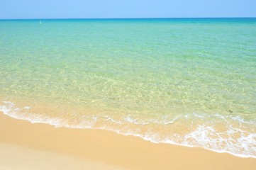 Fototapeta na wymiar 透明な水のビーチ
