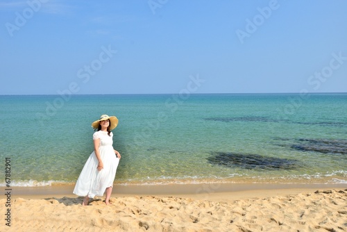 白いワンピースと麦わら帽子を被ったアジア人の美しい女性と夏の海 Wall Mural Beeboys 白いワンピースと麦わら帽子を被ったアジア人の美しい女性と夏の海 Wall Mural Beeboys