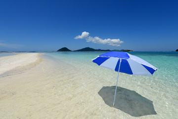 美しい沖縄のビーチと夏空