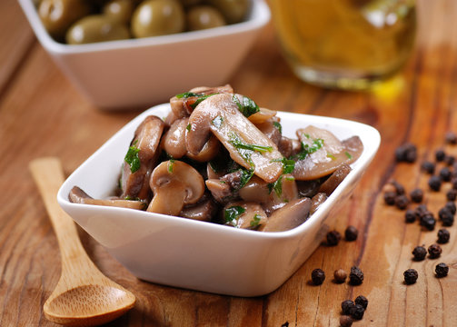 funghi champignon trifolati al vino bianco