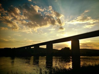 Autobahnbrücke am Abend