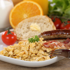 Frühstück mit Rührei, Würstchen und Früchten