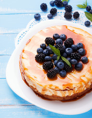 Cheesecake with caramel and berries
