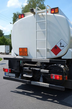 Lastkraftwagen mit Heiz&ouml;l