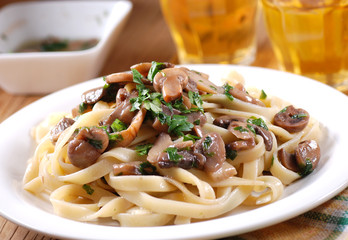 fettuccine ai funghi champignon con prezzemolo e olio di oliva