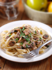 fettuccine ai funghi champignon con prezzemolo e olio di oliva