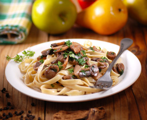 fettuccine ai funghi champignon con prezzemolo e olio di oliva