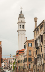 Obraz premium Venedig, historische Altstadt, Turm, Kanal, Frühling, Italien