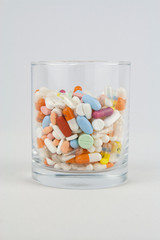 Glas voller Pillen