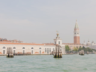 Fototapeta na wymiar Venedig, Altstadt, Markusturm, Turm, Kanal, Frühling, Italien
