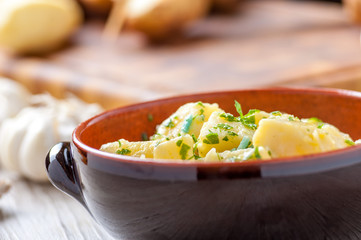 Patate lessate in insalata nel coccio