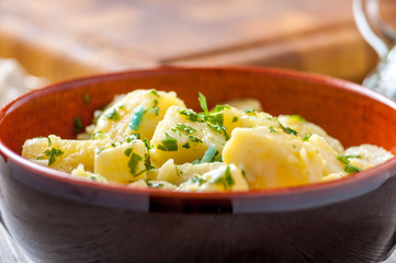 Patate lessate in insalata nel coccio