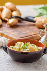 Patate lessate in insalata nel coccio