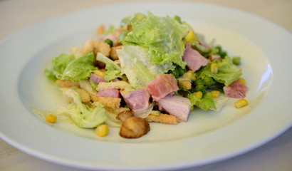 салат цезарь