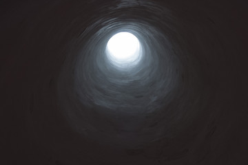 Donkere tunnel die naar het licht leidt.