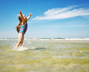 Zelfklevend Fotobehang child enjoying the sea © schab