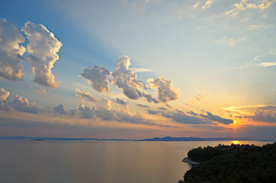 Tolle Wolken am Meer bei Sonnenuntergang