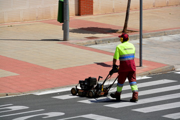 jardinero manejando una maquina cortacesped