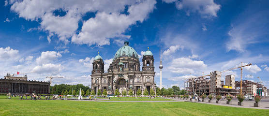Berliner Dom & Fernsehturm television tower © travelwitness