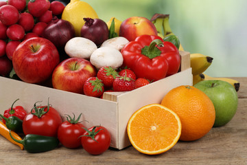 Gesunde Ernährung Früchte und Gemüse in Kiste