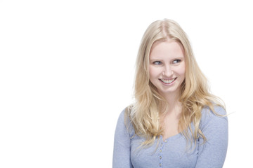 Naklejka premium Junge blonde Frau lächelt gegen weisser Hintergrund