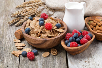 wholegrain flakes with fresh berries, nuts and milk
