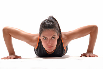 Mujer deportista haciendo flexiones,ejercitando.