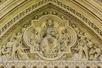 Obraz premium Sculpture above North Entrance of Westminster Abbey. London, UK.