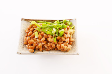 小皿に入れた納豆