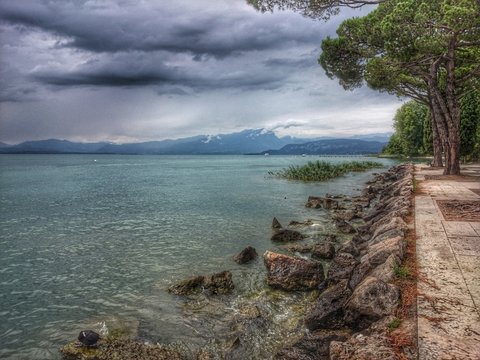 Nuvole grige sul lago