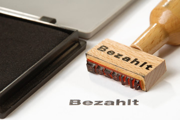 Bezahlt Stempel mit Stempelkissen