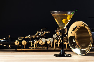 Obrazy na Szkle  saksofon i martini z zielonymi oliwkami