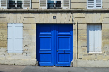 Fototapeta na wymiar Porte de garage de couleur bleue