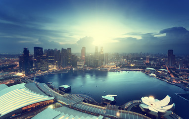Naklejka premium Miasto Singapur w czasie zachodu słońca