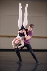 Ballet partners dancing gracefully together © WavebreakmediaMicro