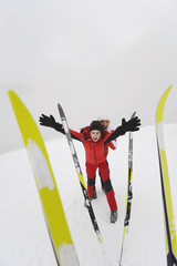 Italien,Südtirol,Paar in Winter,Ski im Vordergrund