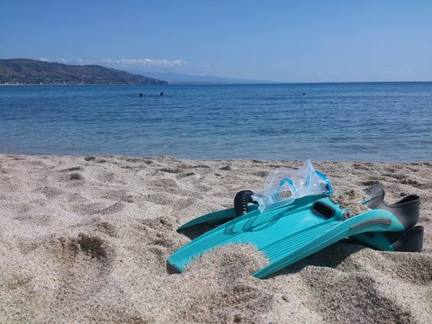Pinne e maschera su spiaggia -Soverato, Calabria, Italia