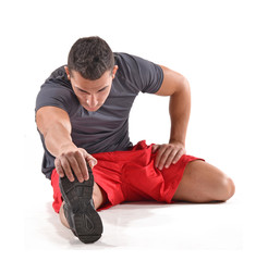 Hombre atleta deportista estirando músculos,calentamiento.