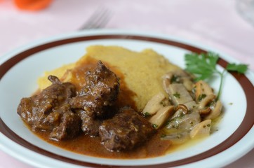 piatto polenta cervo funghi