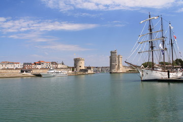 Fototapeta na wymiar Entrée du vieux port de La Rochelle