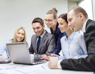Obraz na płótnie Canvas business team with laptop having discussion