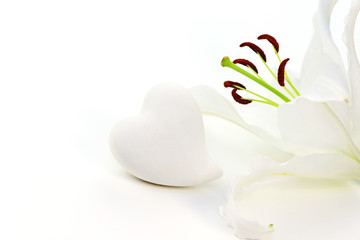Weiße Lilie mit Herz