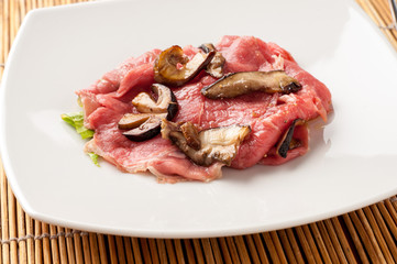 Carpaccio di carne rossa con funghi porcini