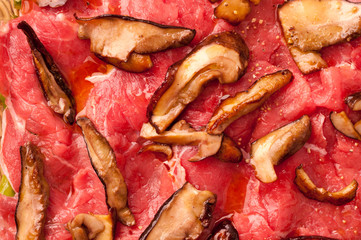 Carpaccio di carne rossa con funghi porcini