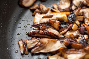 Funghi porcini affettati rosolati in padella
