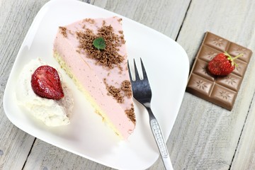 selbstgemachte Erdbeertorte mit Schokoraspeln